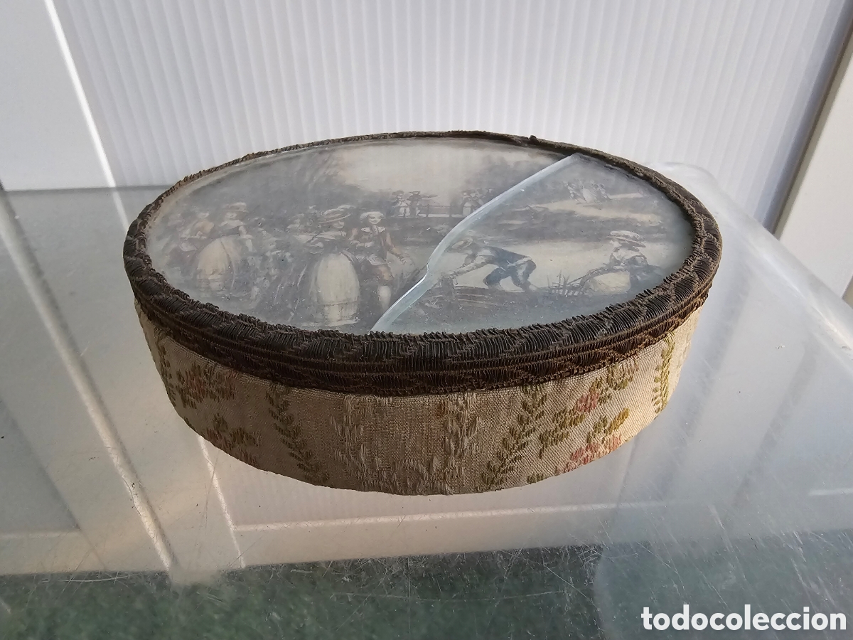 Antig&uuml;edades: Caja bombonera El Cafeto, antigua enterada y con tapa de cristal, con falta.