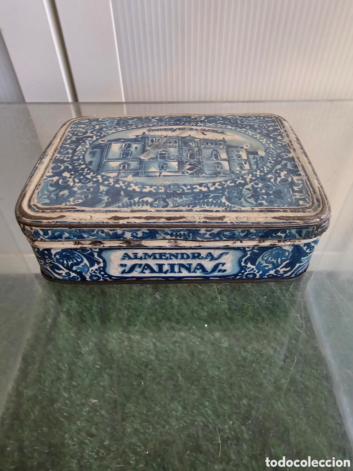 Antig&uuml;edades: Caja antigua de almendras garrapi&ntilde;adas Salinas, hojalata ser&iacute;agrafiada en azul cobalto.