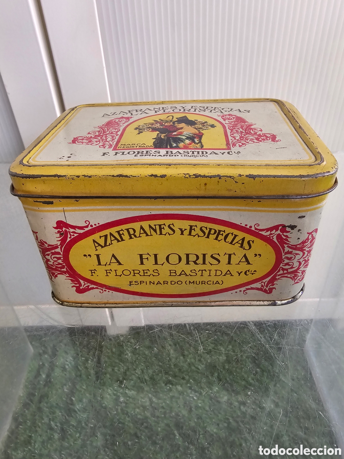 Antig&uuml;edades: Caja de azafr&aacute;n La Florista, hojalata serigrafiada, antigua