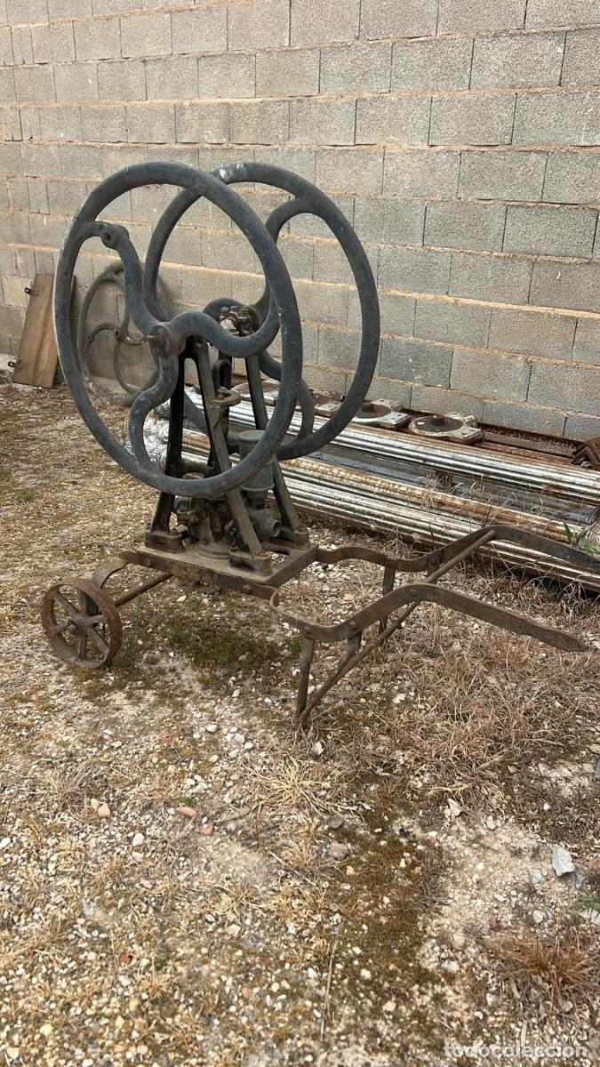 Antig&uuml;edades: BOMBA ANTIGUA DE TRASIEGO DE VINO CON DOS VOLANTES