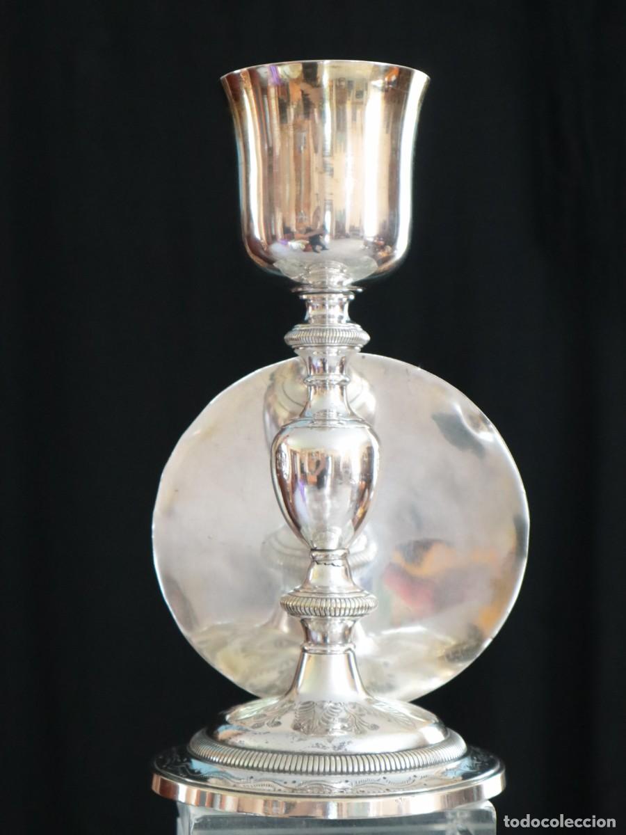 Antig&uuml;edades: C&aacute;liz lit&uacute;rgico elaborado en bronce plateado y patena de plata. Siglo XIX. Mide 24,5 cm de altura.