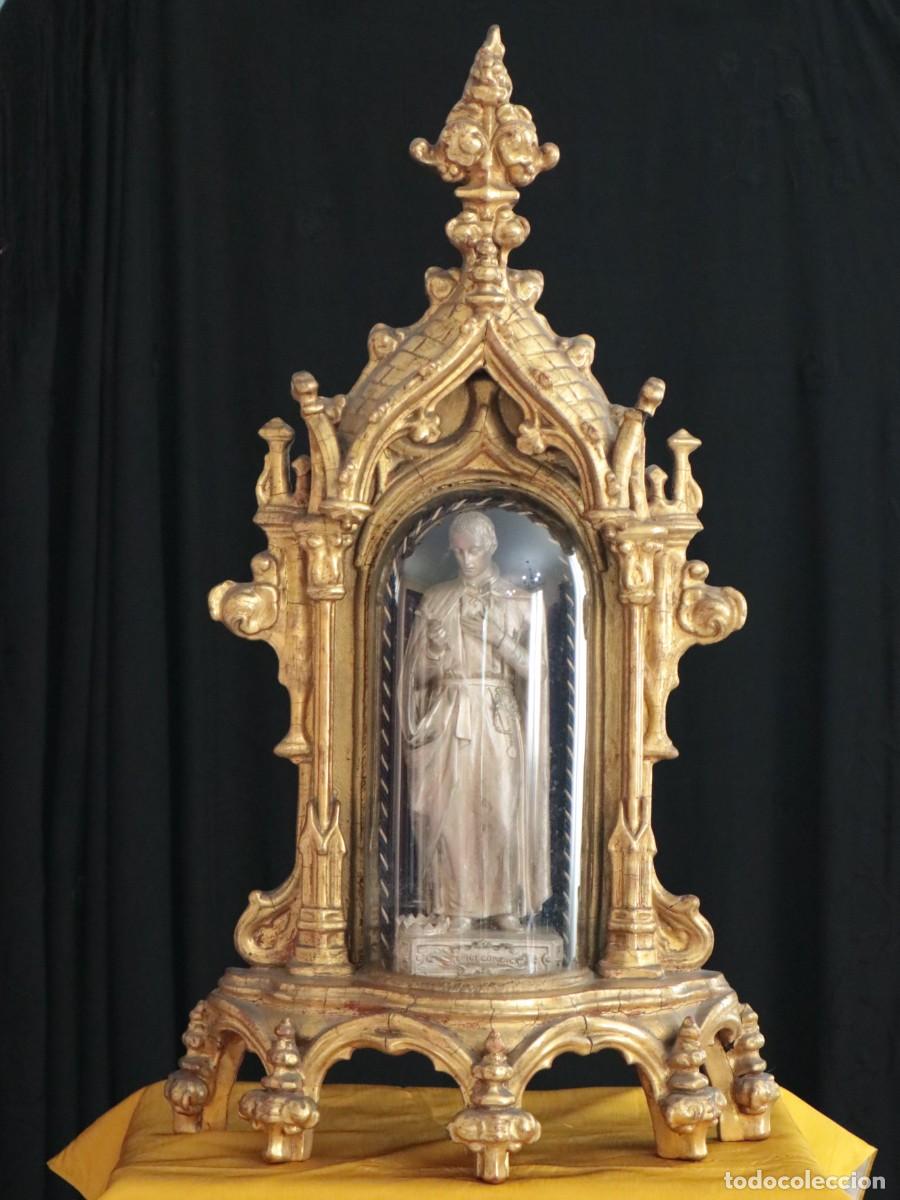 Antig&uuml;edades: San Luis Gonzaga. Capilla-relicario de estilo g&oacute;tico en madera tallada. S. XIX. Mide 62 cm de altur
