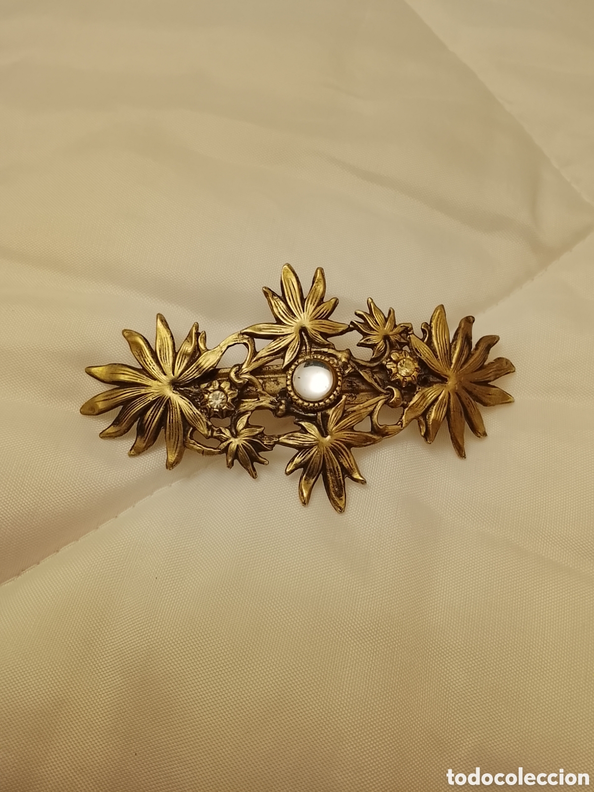 Antig&uuml;edades: Antiguo prendedor del pelo ,es de metal repujado y pedrer&iacute;a .Mide 12 cent