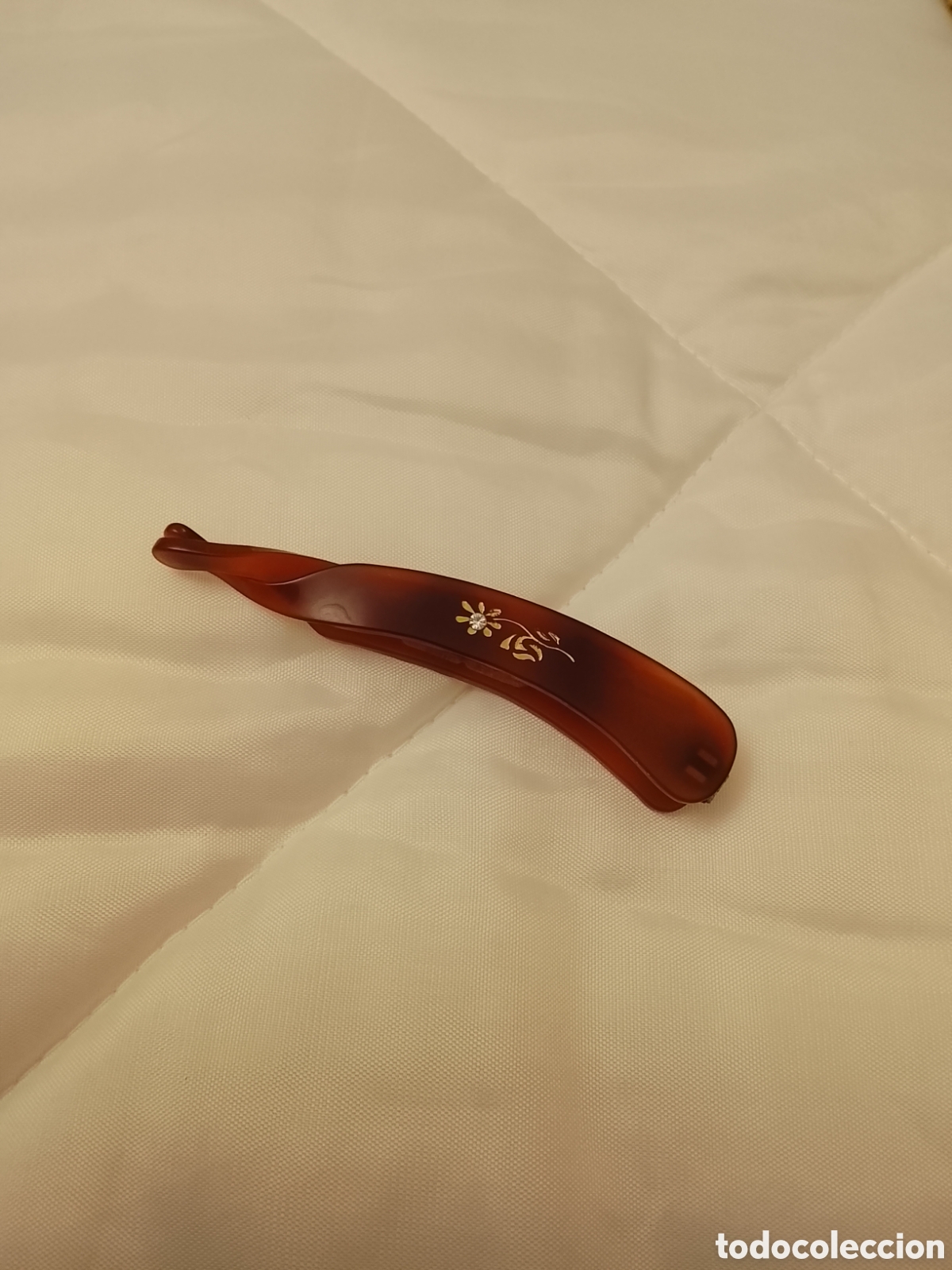 Antig&uuml;edades: Prendedor recogedor del pelo ,tipo carey con pedrer&iacute;a .Mide 10 cent&iacute;metros