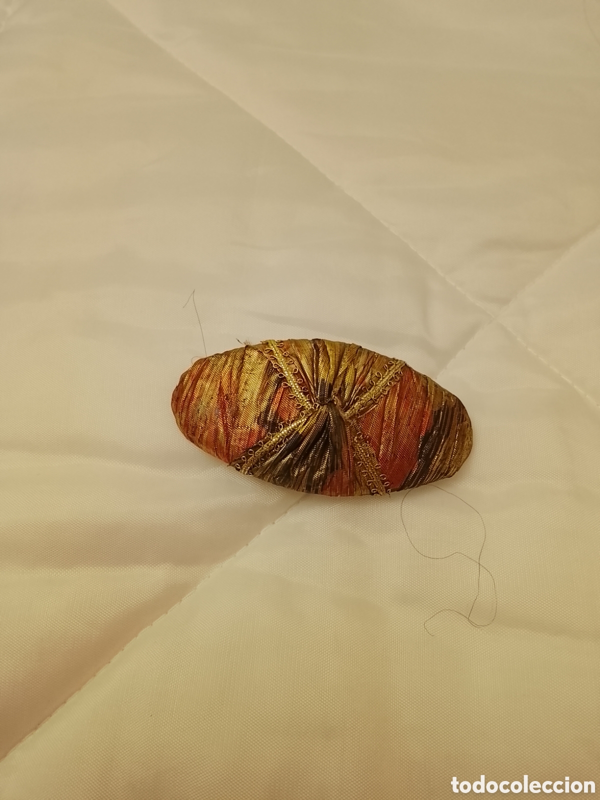 Antig&uuml;edades: Antiguo prendedor del pelo .Est&aacute; forrado con lame brillos multicolor .Tienes cierre franc&eacute;s .