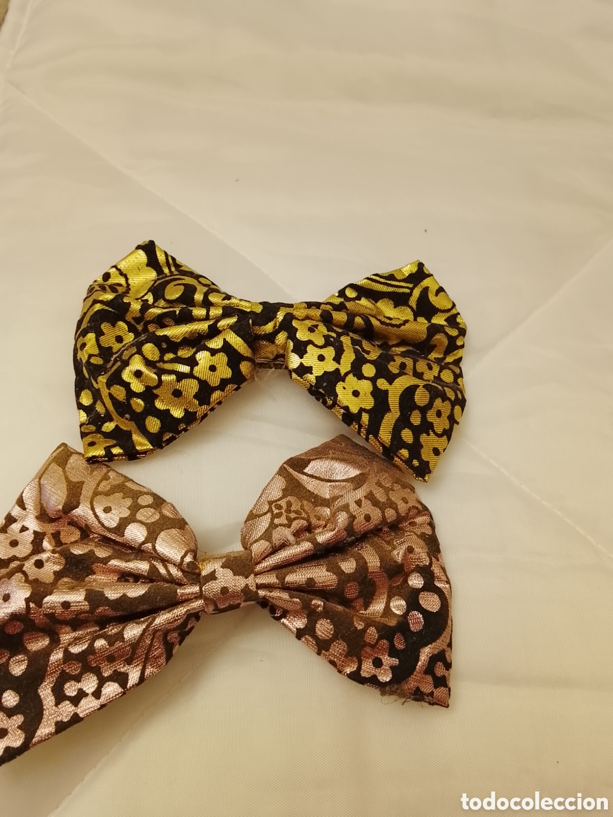 Antig&uuml;edades: Prendedores lazo lame .Tienen cierre franc&eacute;s .Son de los a&ntilde;os 70.Miden 15 cent.