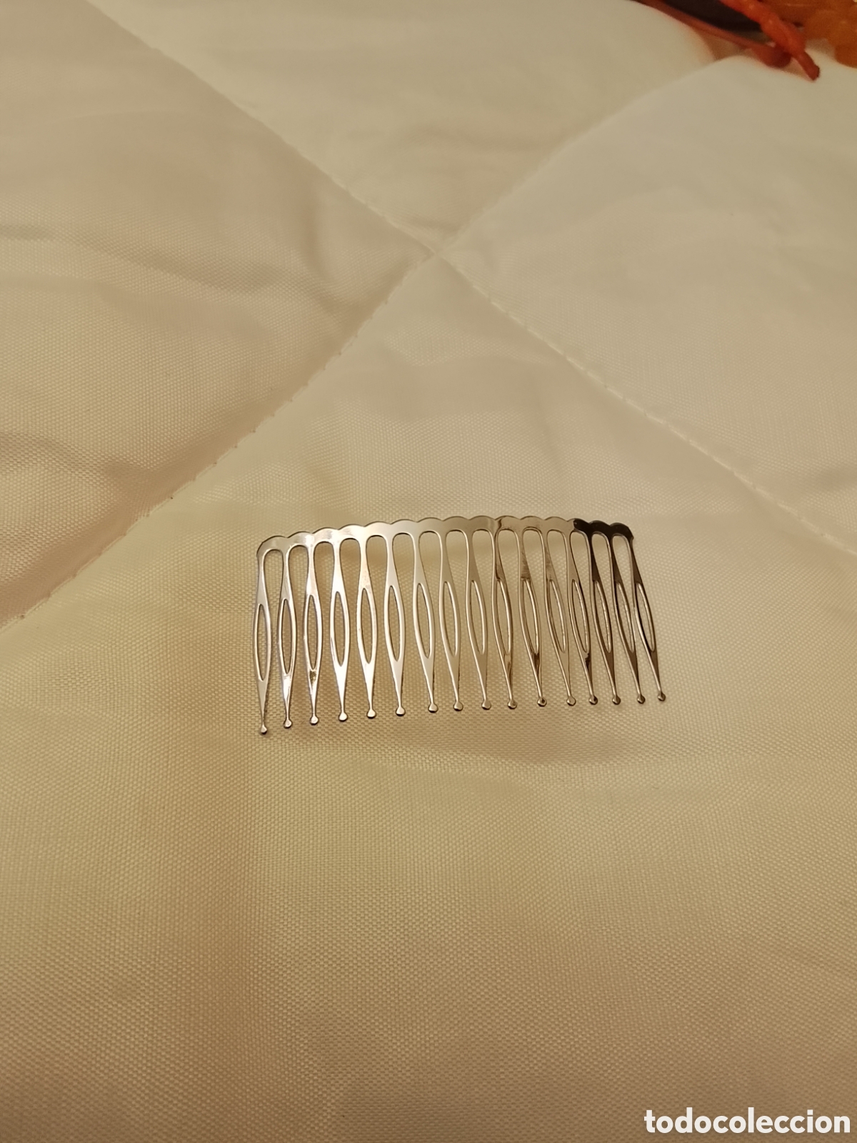 Antig&uuml;edades: Peineta met&aacute;lica .Mide 7 cent&iacute;metros .