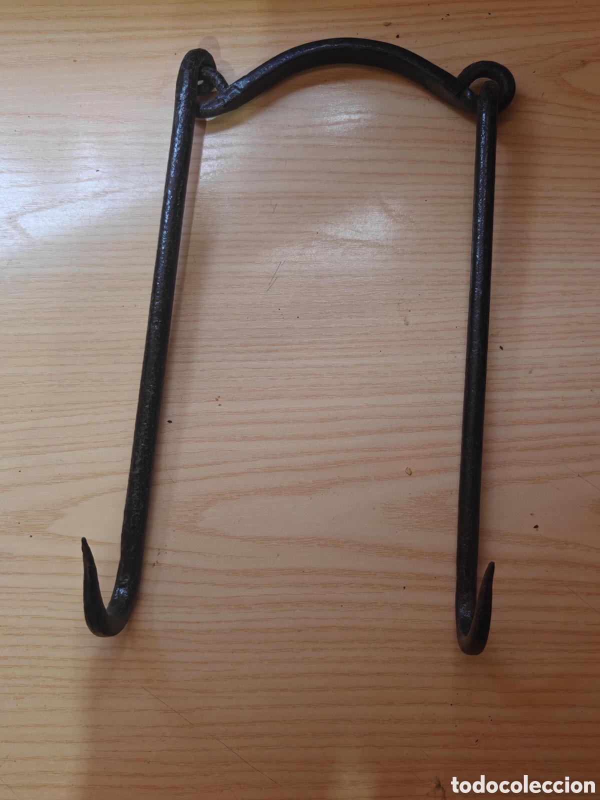 Antig&uuml;edades: Antiguos llares / cremalls de chimenea en hierro forjado - Gancho doble colgador S. XX(