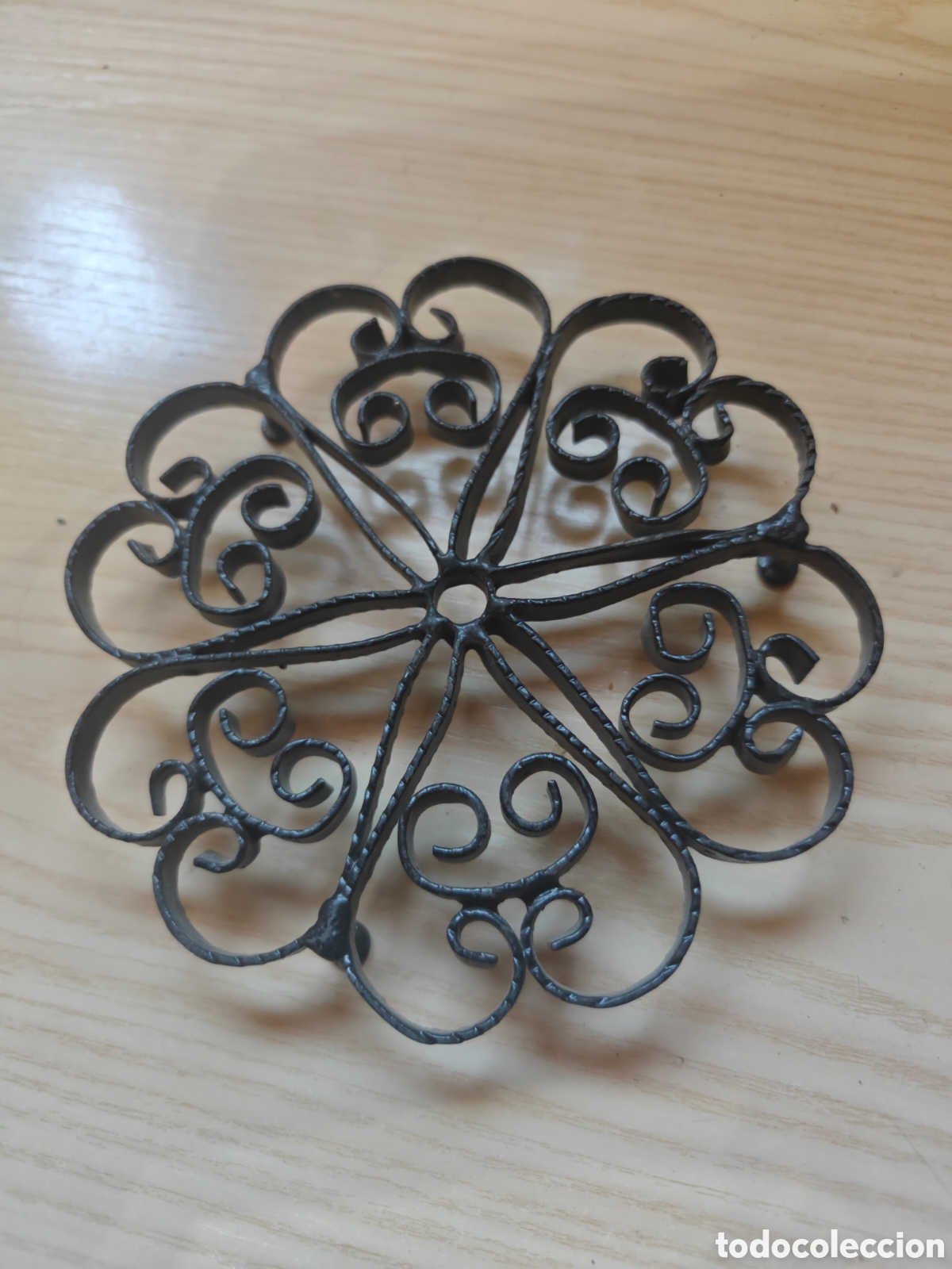 Antig&uuml;edades: Antiguo salvamanteles / reposaollas en hierro forjado art&iacute;stico - Dise&ntilde;o floral S. XX