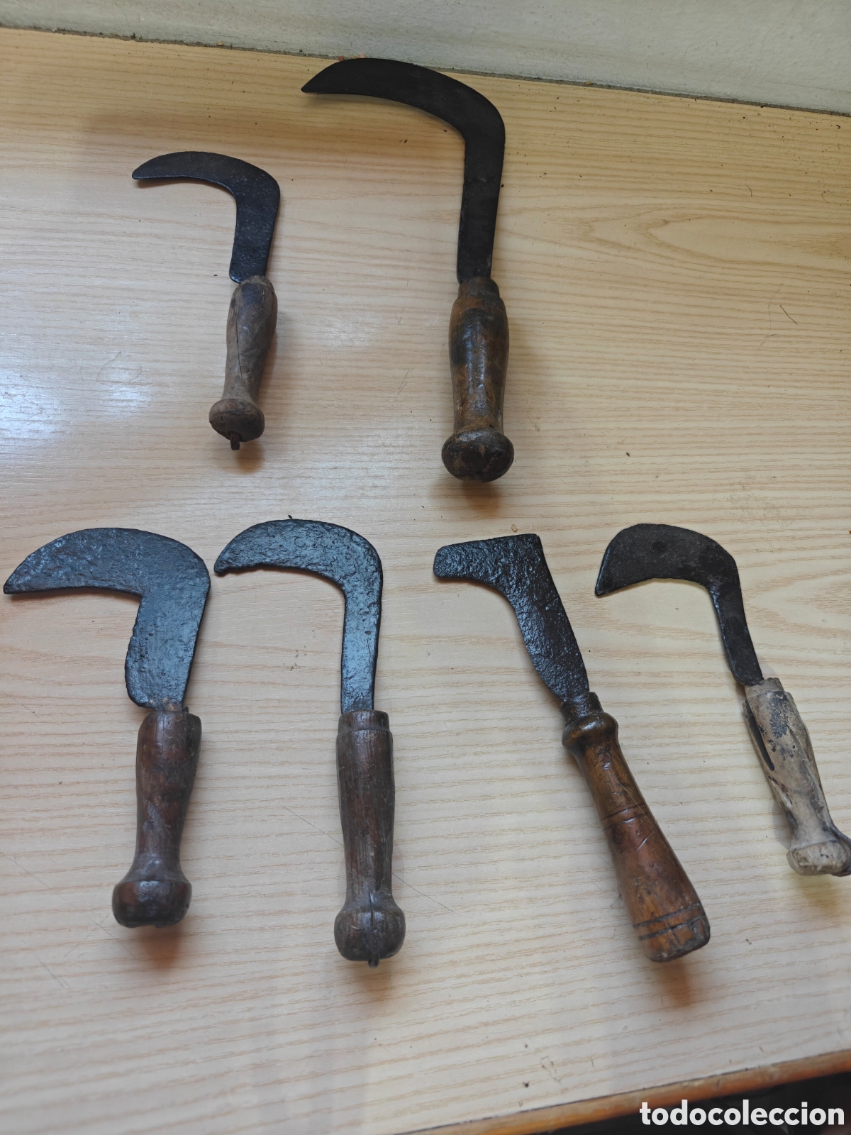 Antig&uuml;edades: Lote de 6 antiguas hoces, corvillos y podones en hierro forjado y madera Aperos agr&iacute;colas 14 a 26cm