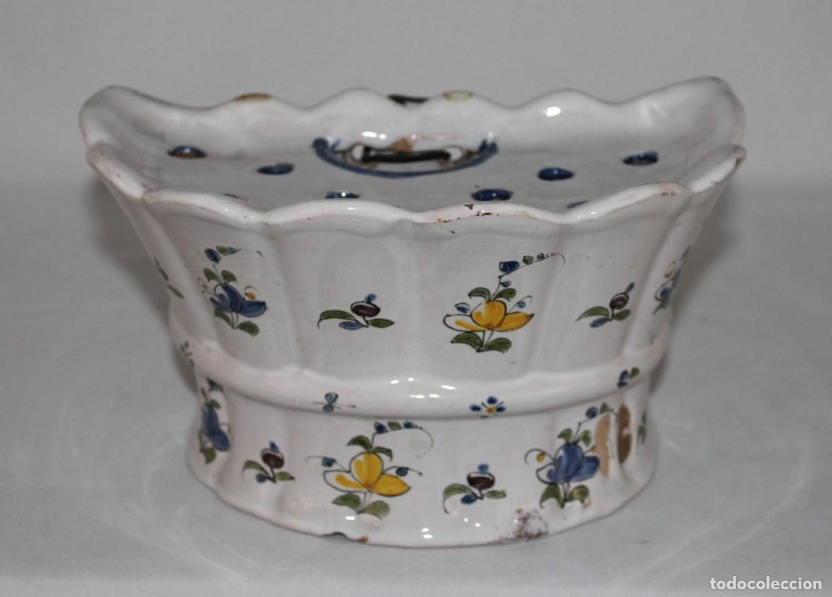 Oggetti Antichi: Macetero de cer&aacute;mica esmaltada con decoraci&oacute;n floral. Principios Siglo XX