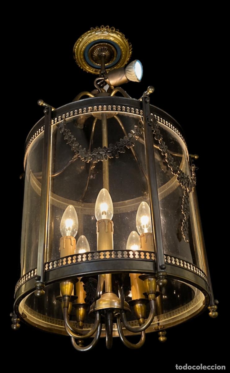 Antig&uuml;edades: L&aacute;mpara antigua de techo tipo linterna en lat&oacute;n y cristal, estilo Imperio, siglo XIX