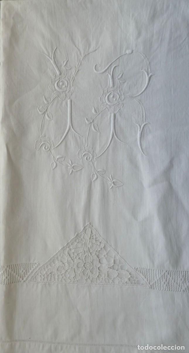 Antig&uuml;edades: ANTIGUA S&Aacute;BANA DE ALGOD&Oacute;N Y LINO - INICIALES Y ENCAJE PPIO.S.XX