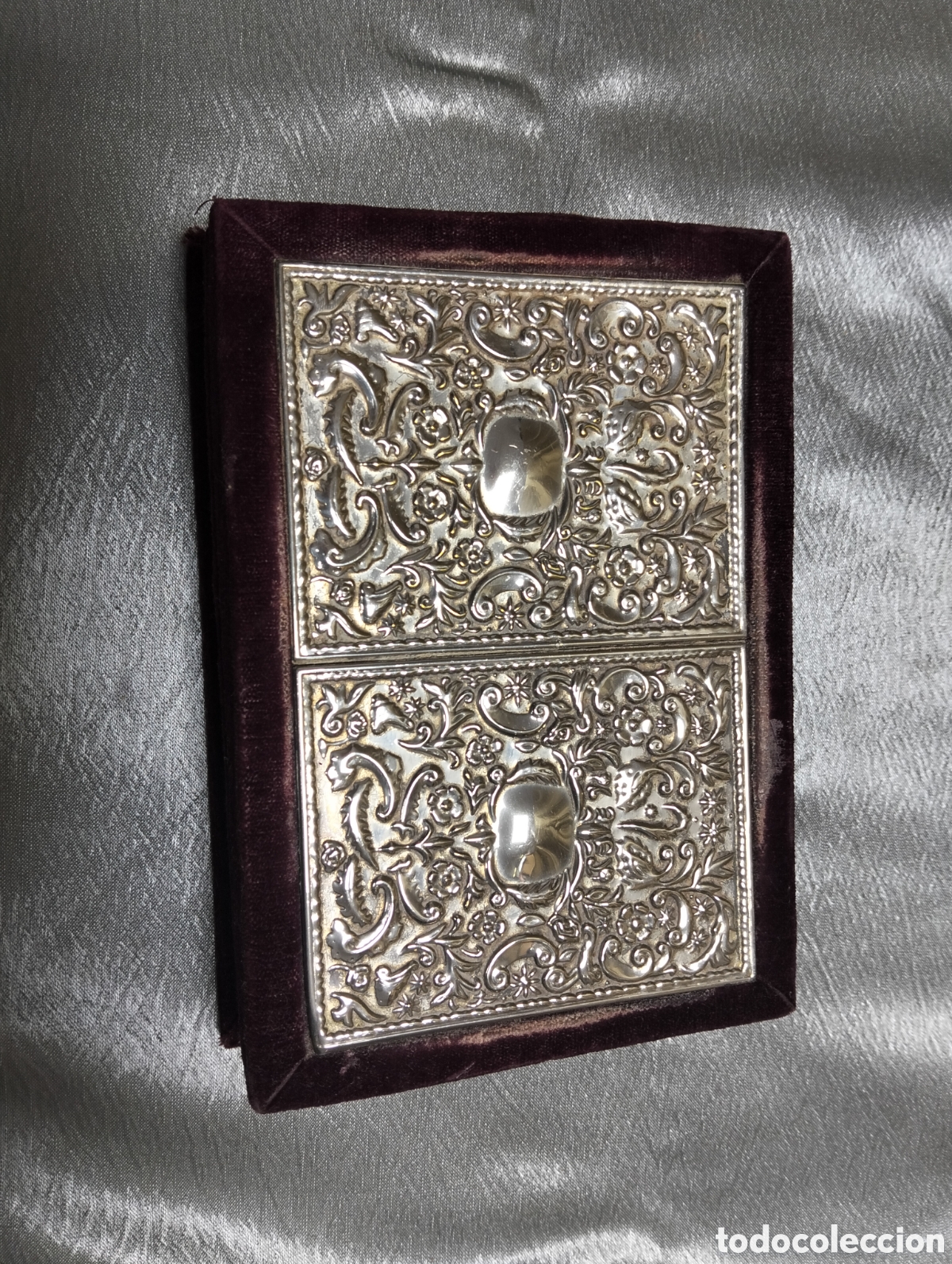 Antig&uuml;edades: un&nbsp;joyero o caja decorativa vintage, caracterizado por su exterior de&nbsp;terciopelo rojo oscuro.