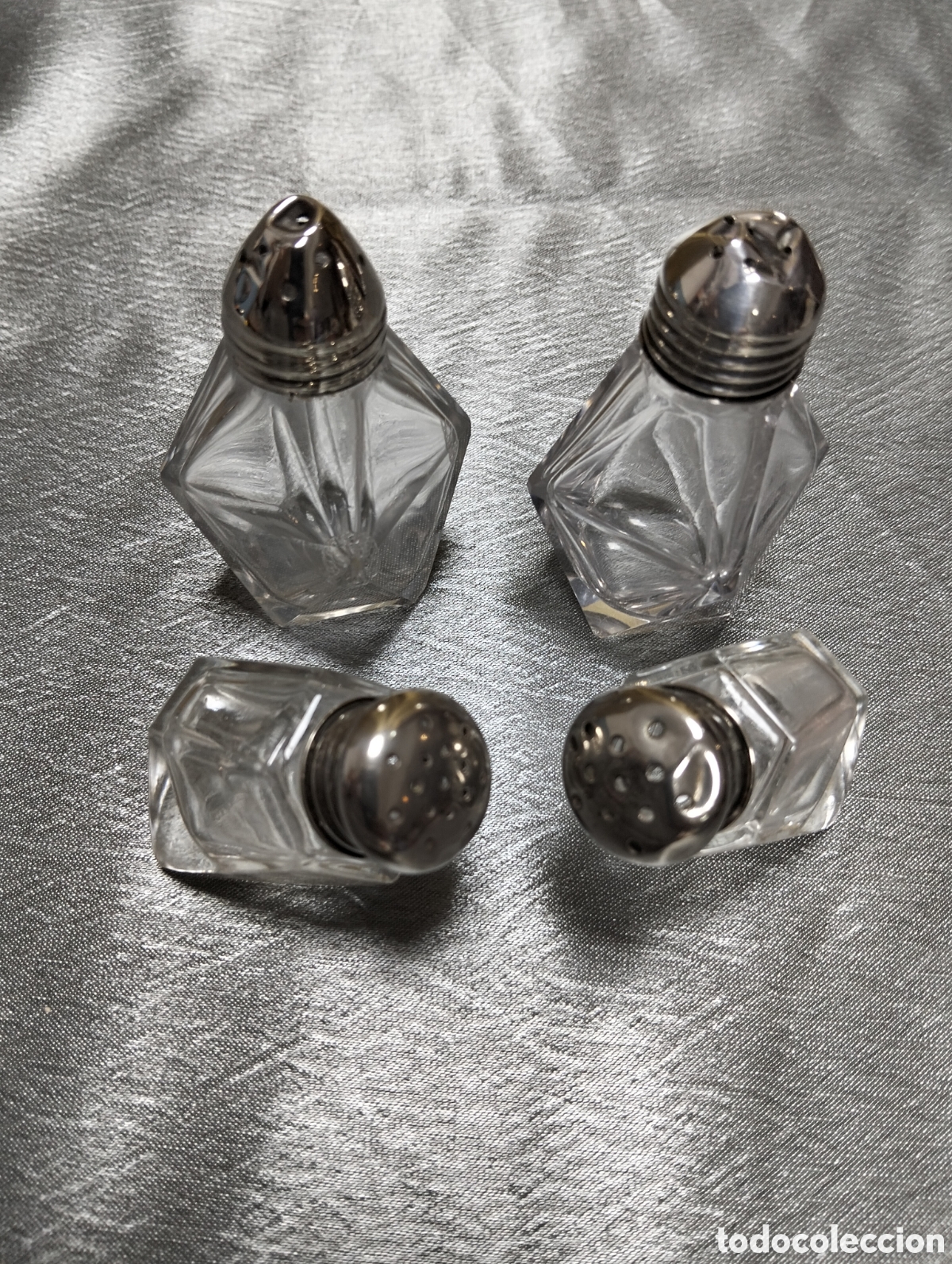 Antig&uuml;edades: saleros y pimenteros de cristal tallado con tapas met&aacute;licas antiguo