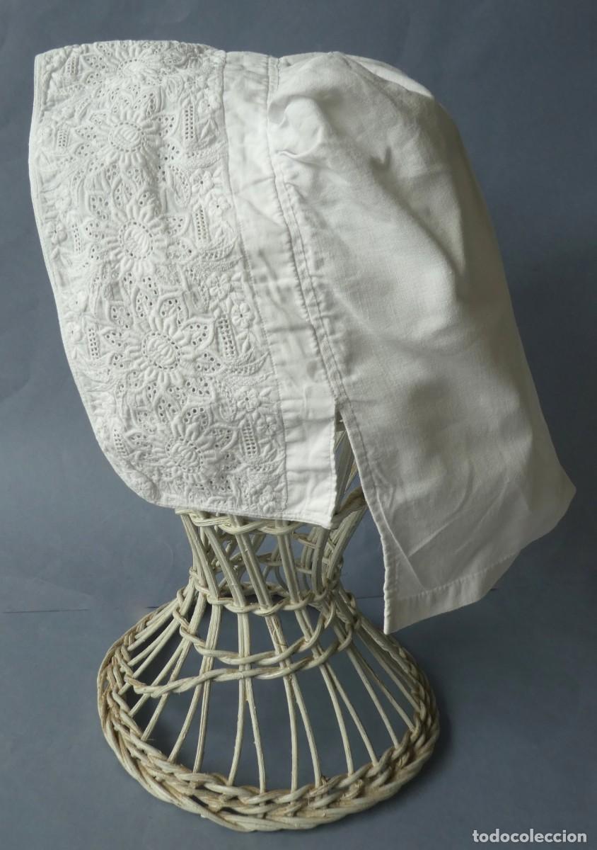 Antig&uuml;edades: ANTIGIO GORRO DE ALGOD&Oacute;N Y BORDADO PARA NI&Ntilde;A O MU&Ntilde;ECA PPIO.S.XX