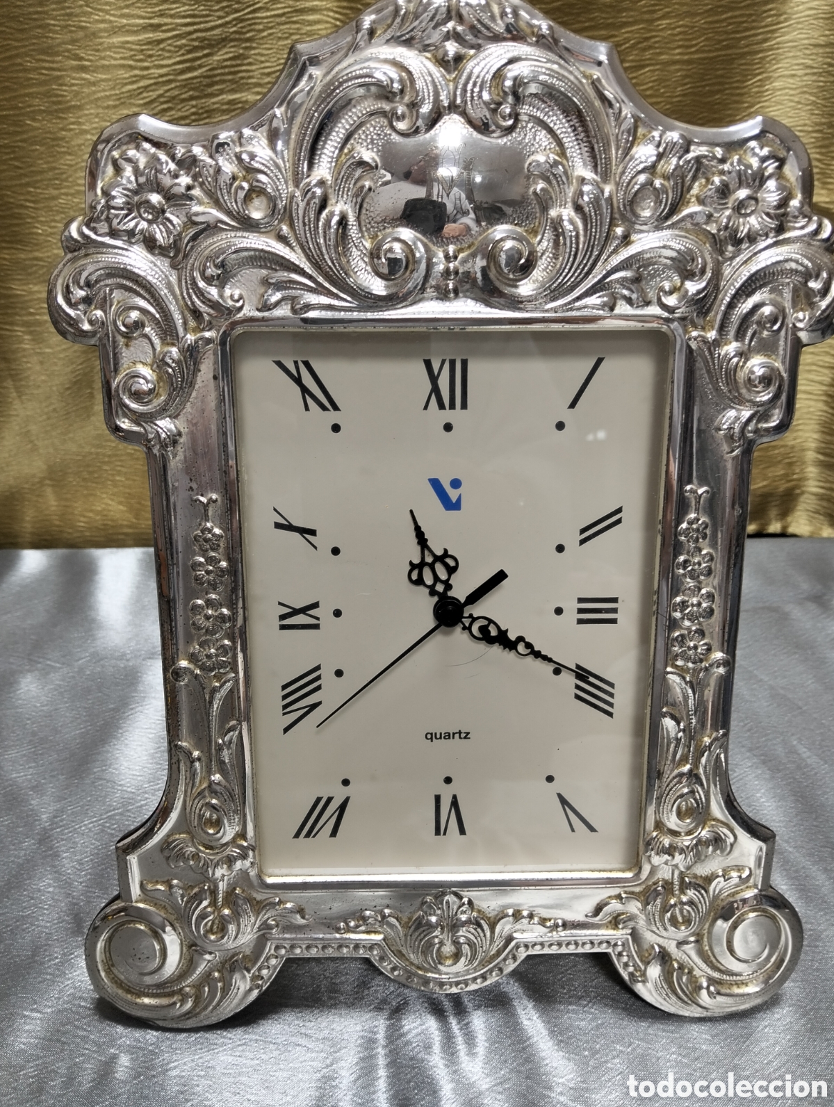 Antig&uuml;edades: Reloj sobre mesa plata de ley (la maquinaria no funciona)