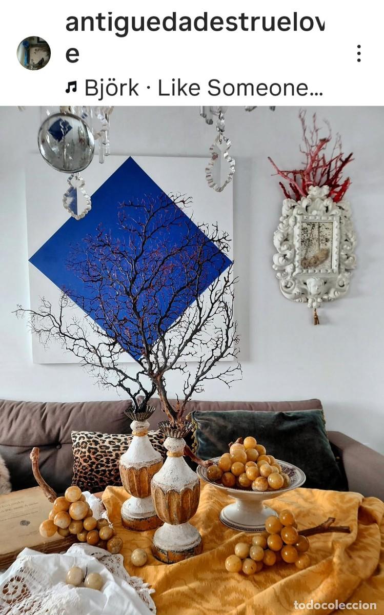 Antig&uuml;edades: Pareja gorgonias sobre peanas madera antiguas XIX.