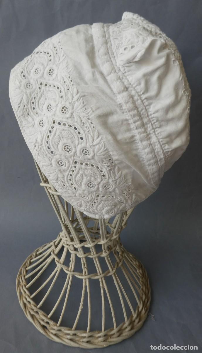 Antig&uuml;edades: ANTIGUO GORRO DE ALGOD&Oacute;N Y BORDADO PARA NI&Ntilde;A O MU&Ntilde;ECA PPIO.S.XX