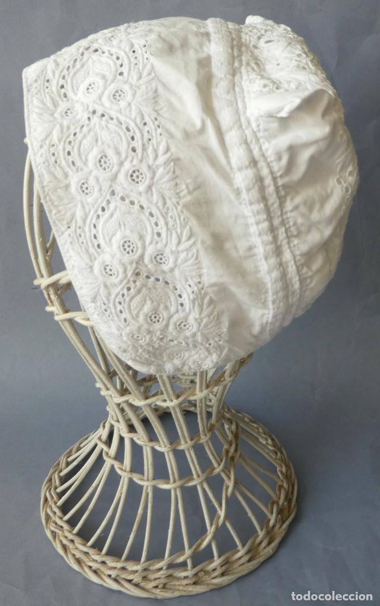 Antig&uuml;edades: ANTIGUO GORRO DE ALGOD&Oacute;N Y BORDADO PARA NI&Ntilde;A O MU&Ntilde;ECA PPIO.S.XX