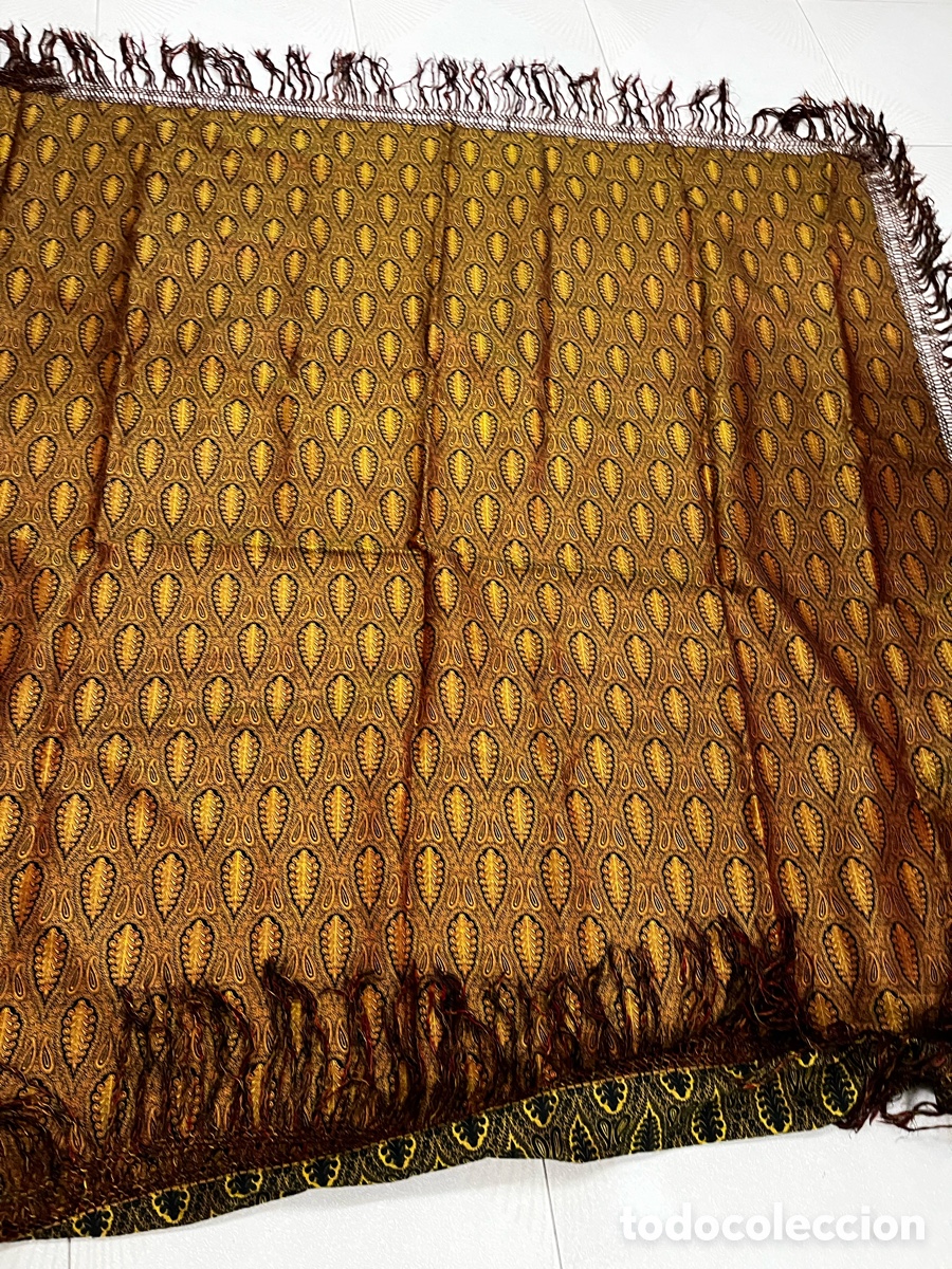 Antig&uuml;edades: Antiguo mant&oacute;n de mechas tornasolado. Lana y seda. Gran tama&ntilde;o.