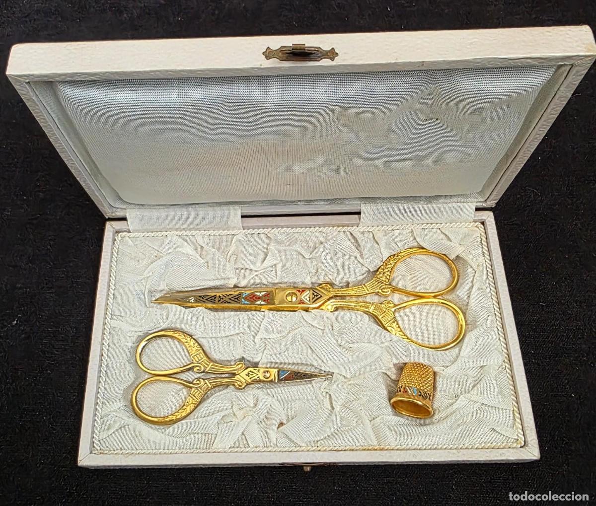 Antig&uuml;edades: Antiguo costurero de viaje con tijeras doradas esmaltadas dedal y estuche original 11x19 cm