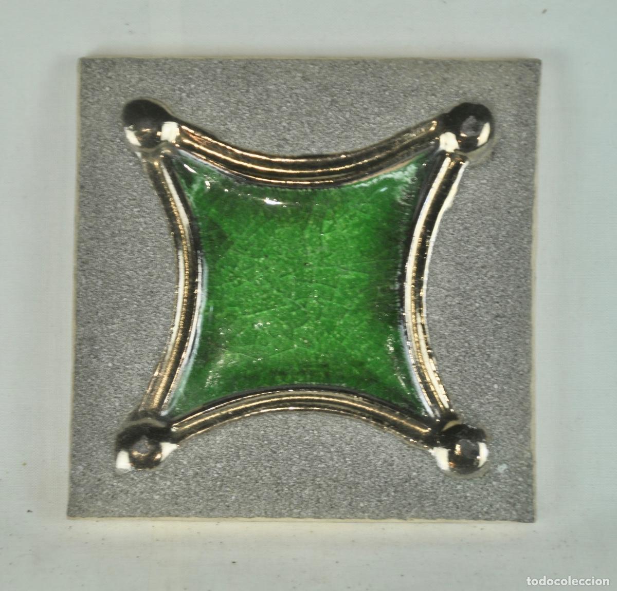 Antig&uuml;edades: Azulejo portugu&eacute;s en ceramica vidriada verde