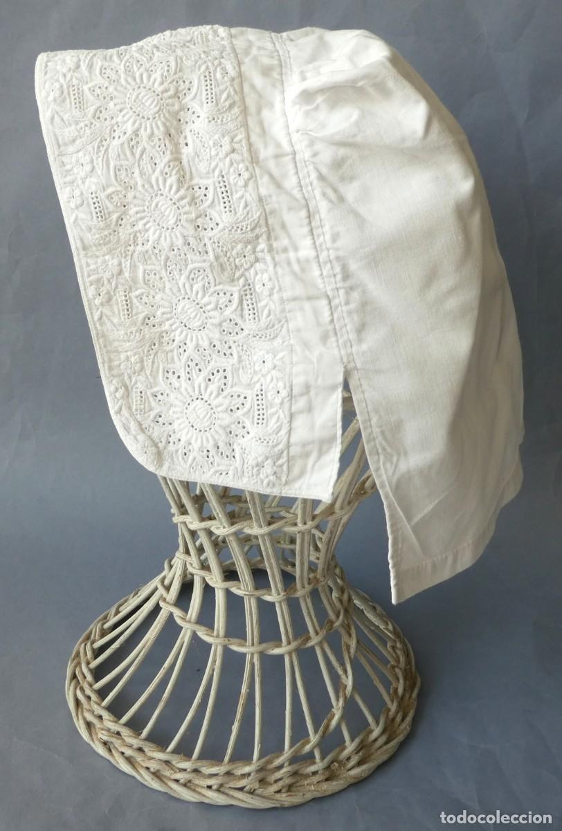 Antig&uuml;edades: ANTIGUO GORRO DE ALGOD&Oacute;N Y BORDADO PARA NI&Ntilde;A O MU&Ntilde;ECA PPIO.S.XX
