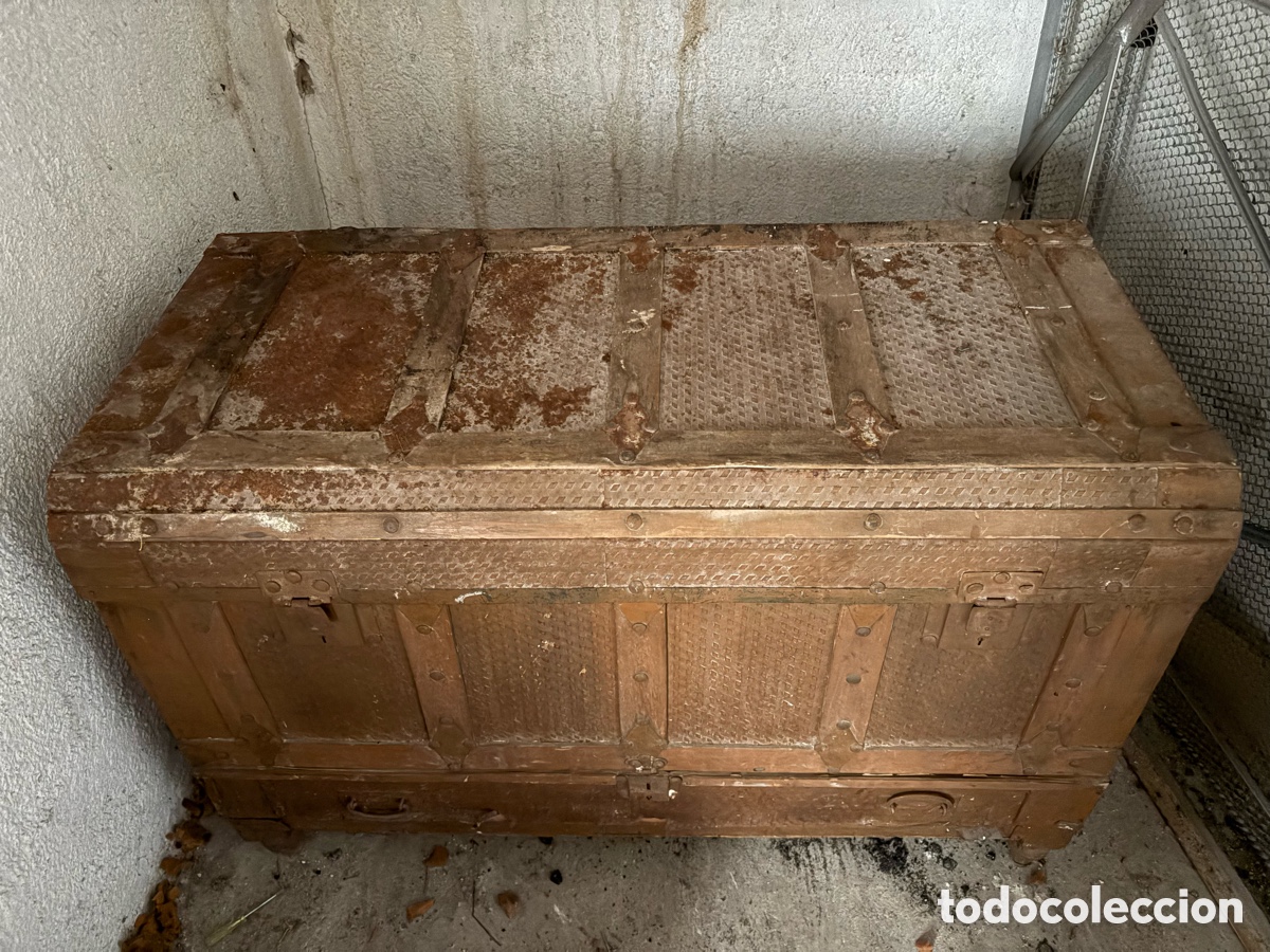 Antig&uuml;edades: Ba&uacute;l antiguo madera y metal