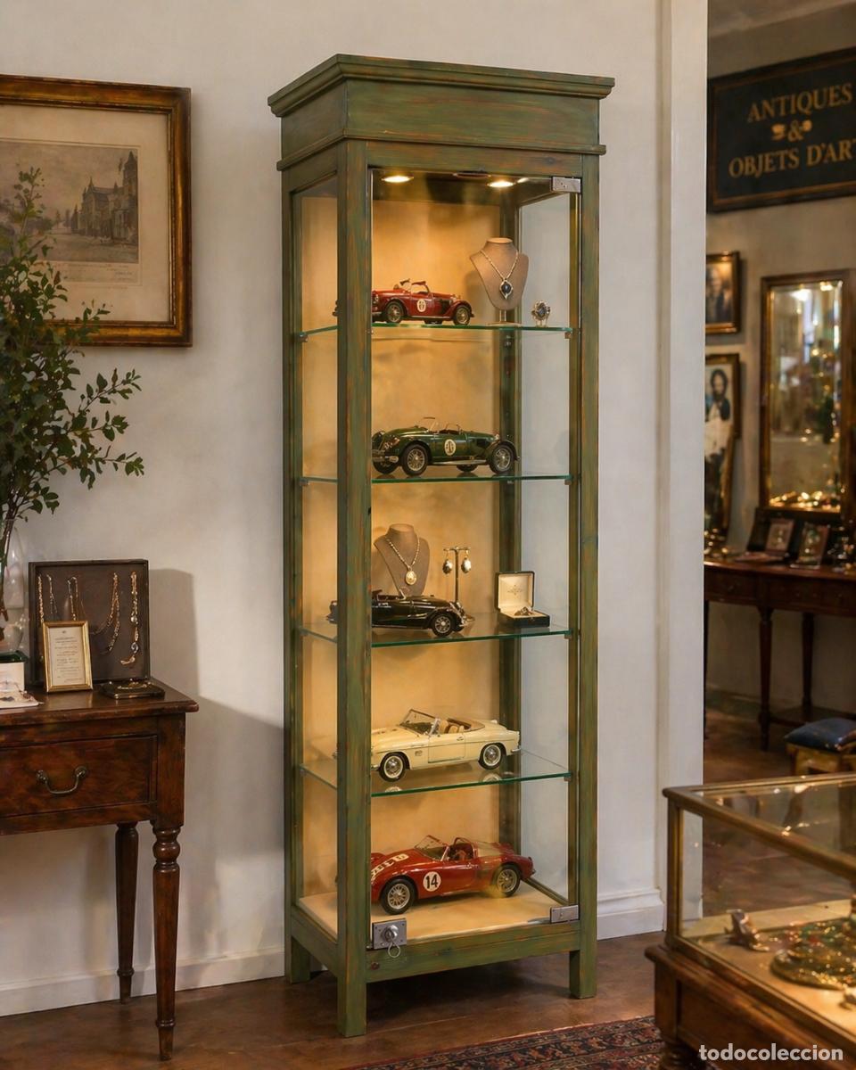 Antig&uuml;edades: Vitrina expositora de madera y cristal con luz interior