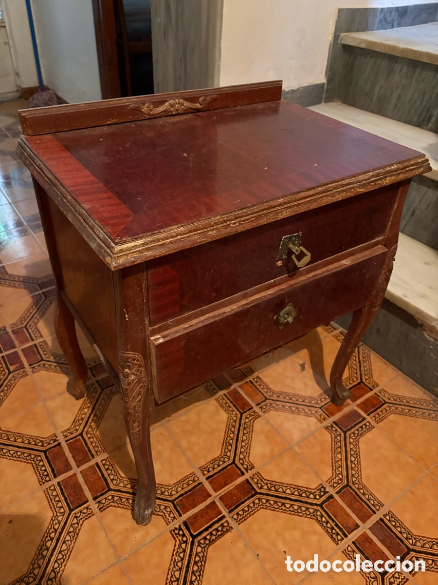 Antig&uuml;edades: Mesita auxiliar antigua con detalles tallados