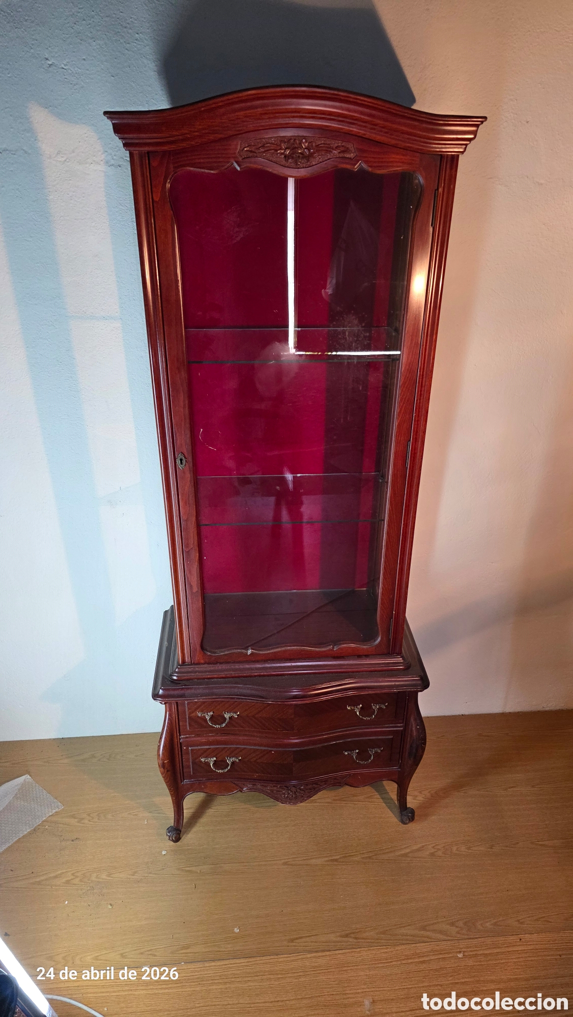 Antig&uuml;edades: Vitrina antigua tapizada