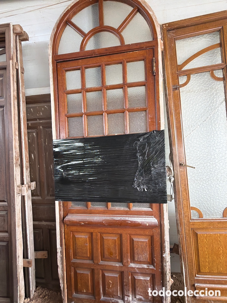 Antig&uuml;edades: Puerta de madera antigua con tragaluz de medio punto modernista