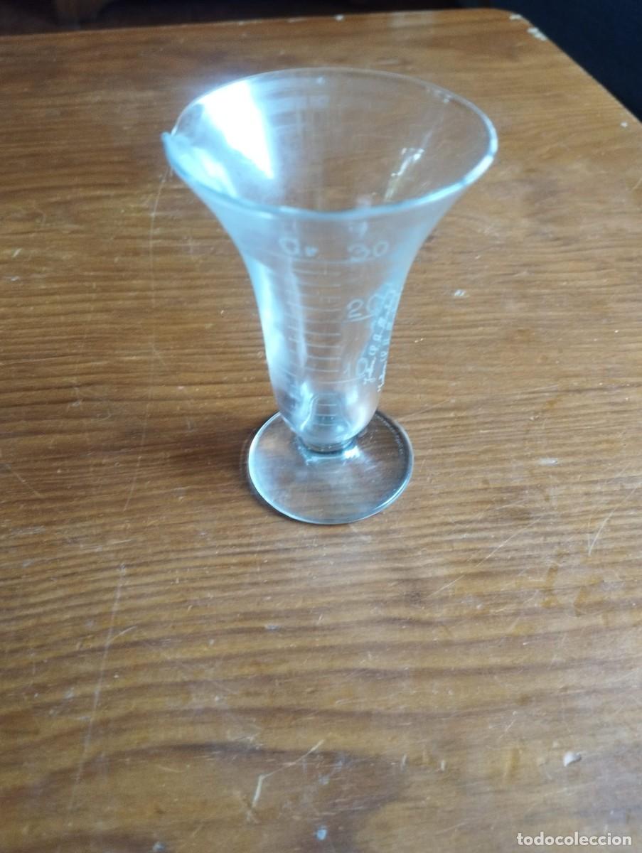 Antig&uuml;edades: Copa graduada de cristal, una herramienta cl&aacute;sica de medici&oacute;n en farmacias y laboratorios