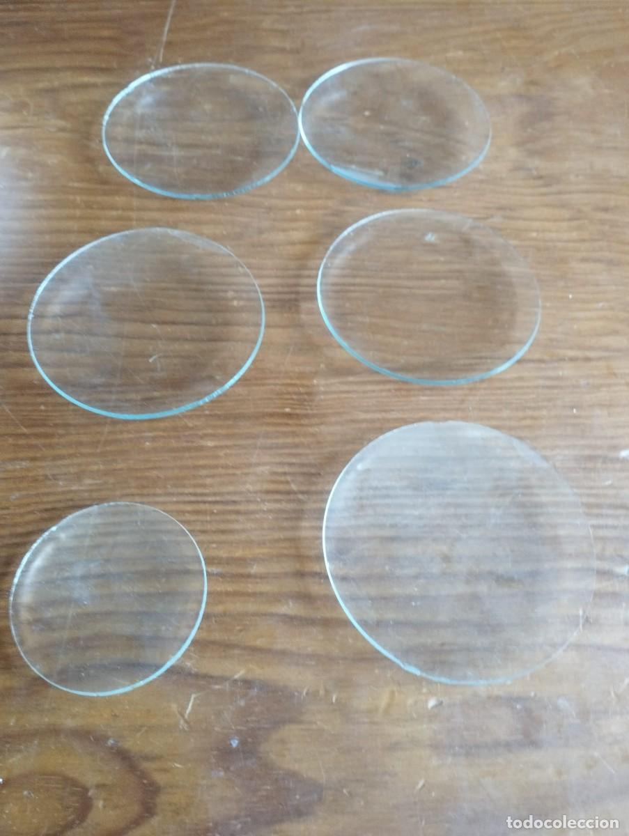 Antig&uuml;edades: Vidrios de reloj, pieza cl&aacute;sica de la cristaler&iacute;a de laboratorio