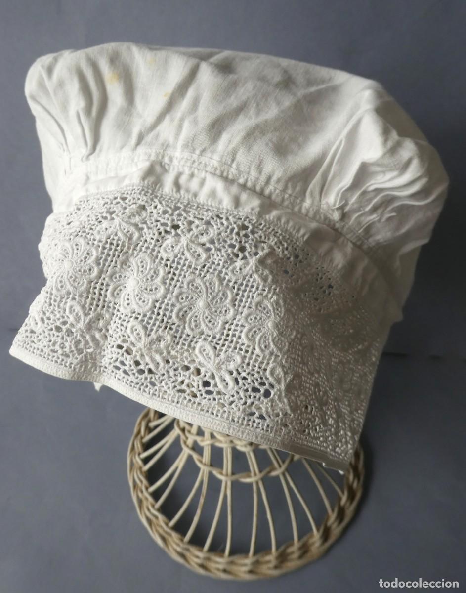 Antig&uuml;edades: ANTIGUO GORRO DE ALGOD&Oacute;N Y BORDADO PARA NI&Ntilde;A O MU&Ntilde;ECA PPIO.S.XX
