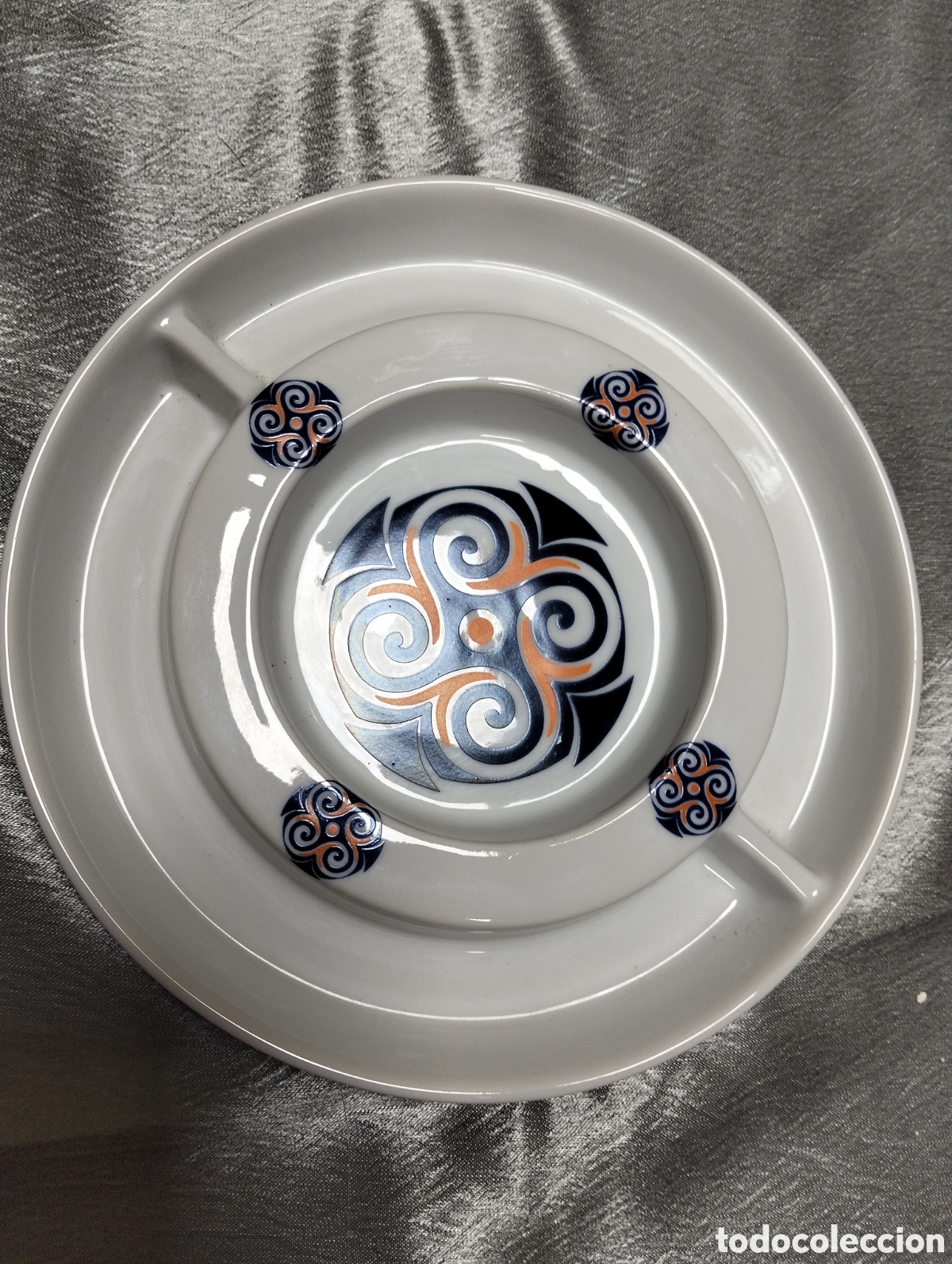 Antig&uuml;edades: un cenicero de cer&aacute;mica con motivos decorativos inspirados en el arte celta.