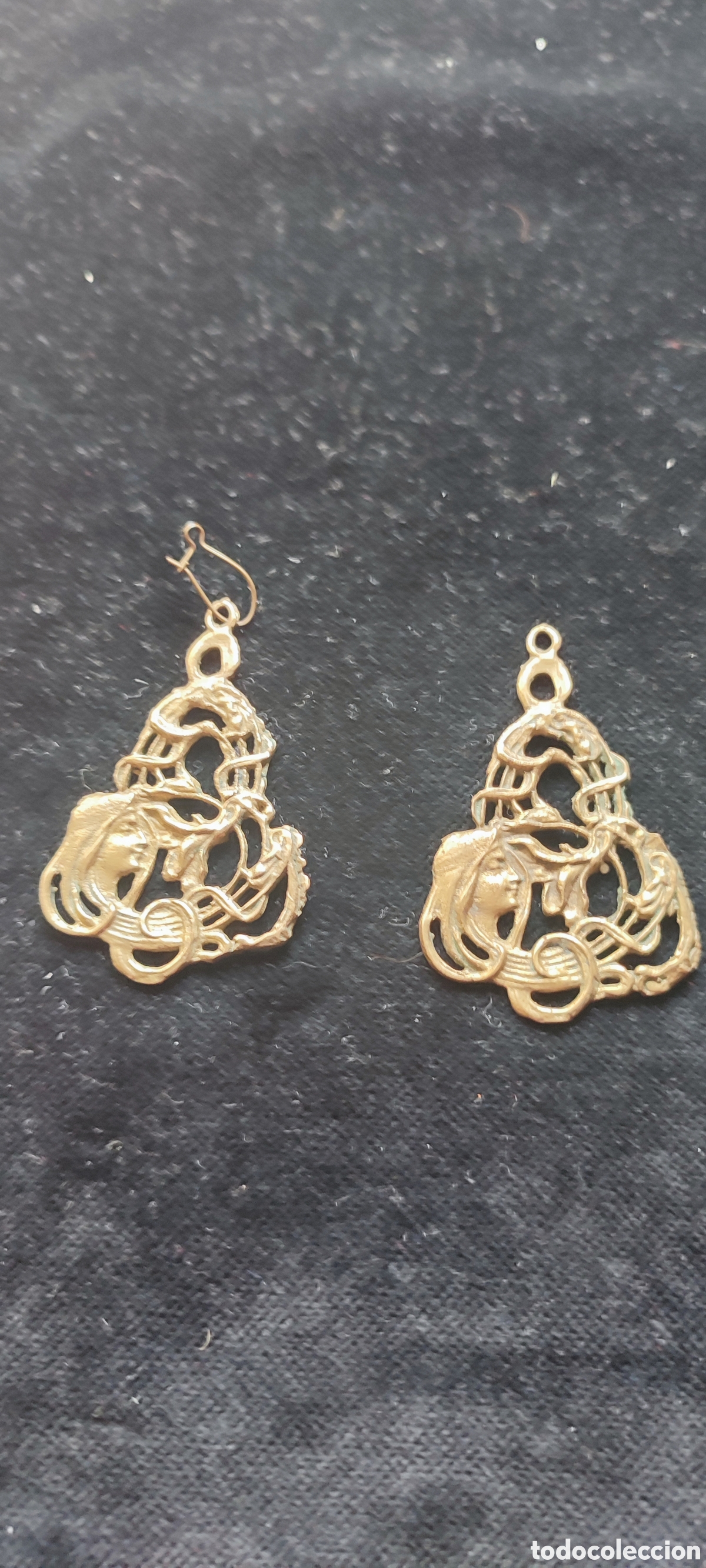 Antig&uuml;edades: Dos colgantes de lat&oacute;n dorado modernistas principios siglo XX