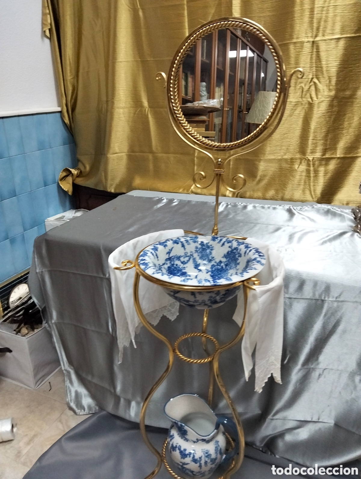 Antig&uuml;edades: palanganero antiguo, un mueble de aseo tradicional que se utilizaba habitualmente en dormitorios.