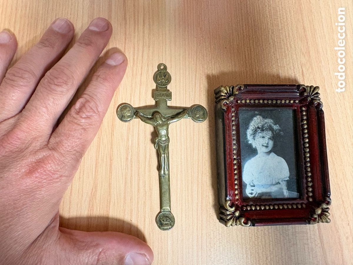 Antig&uuml;edades: Crucifijo peque&ntilde;o y cuadro con foto l&aacute;mina en mi&ntilde;atura