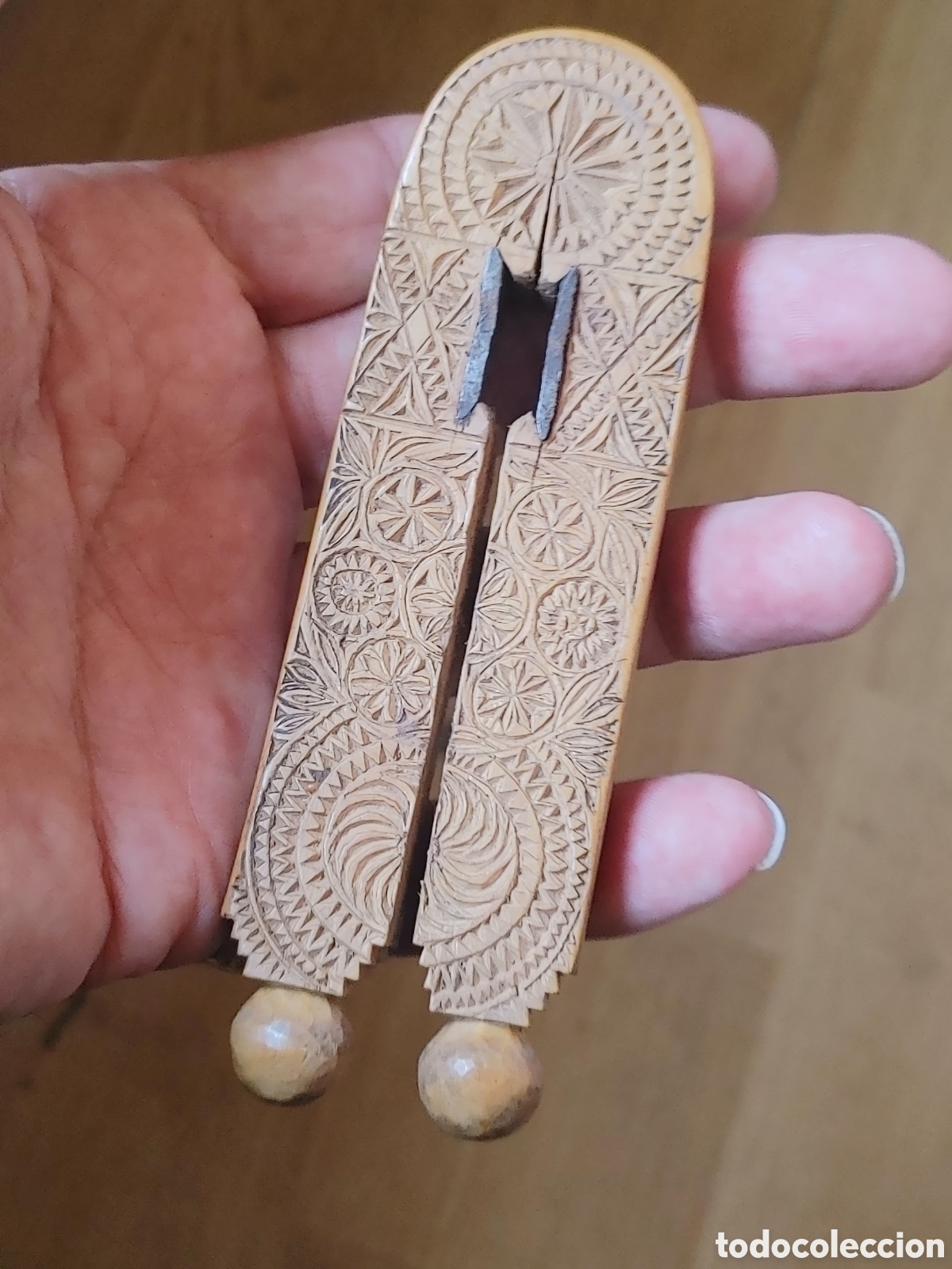 Antig&uuml;edades: Cascapi&ntilde;ones en madera tallada pastoril.