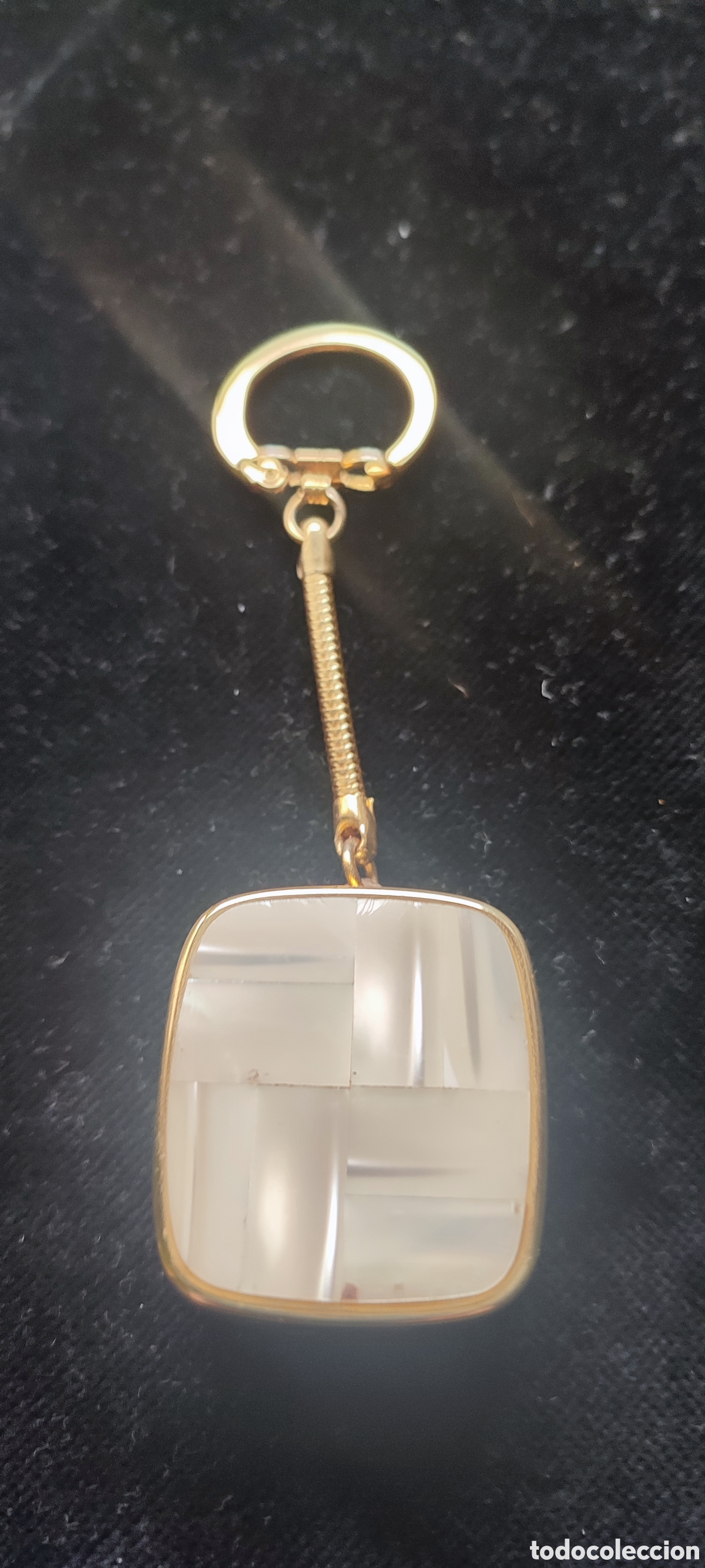 Antig&uuml;edades: Antiguo llavero musical de lat&oacute;n dorado y nacar marca Sankyo