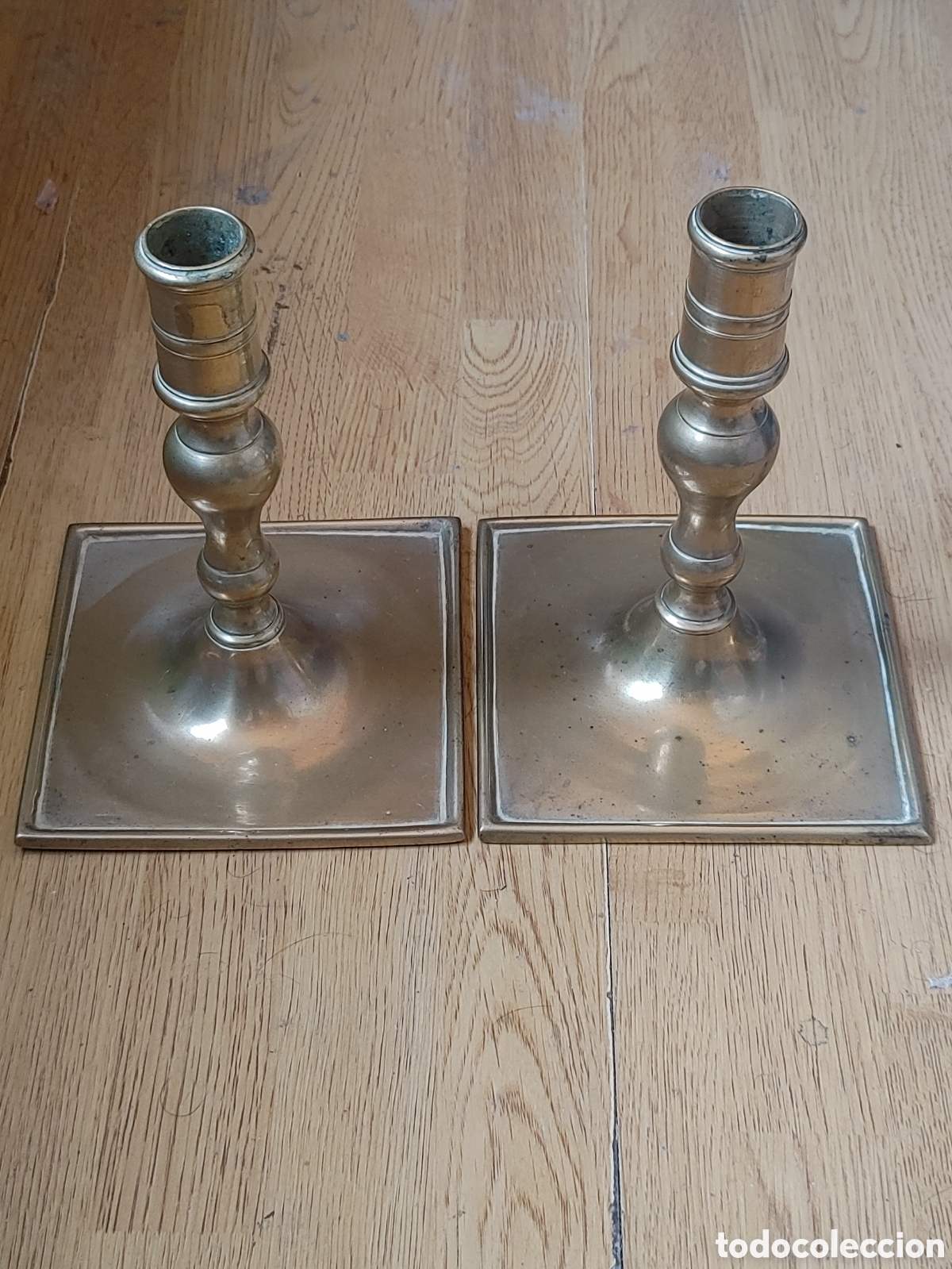 Antig&uuml;edades: Pareja de candeleros en bronce dorado S. XVIII.