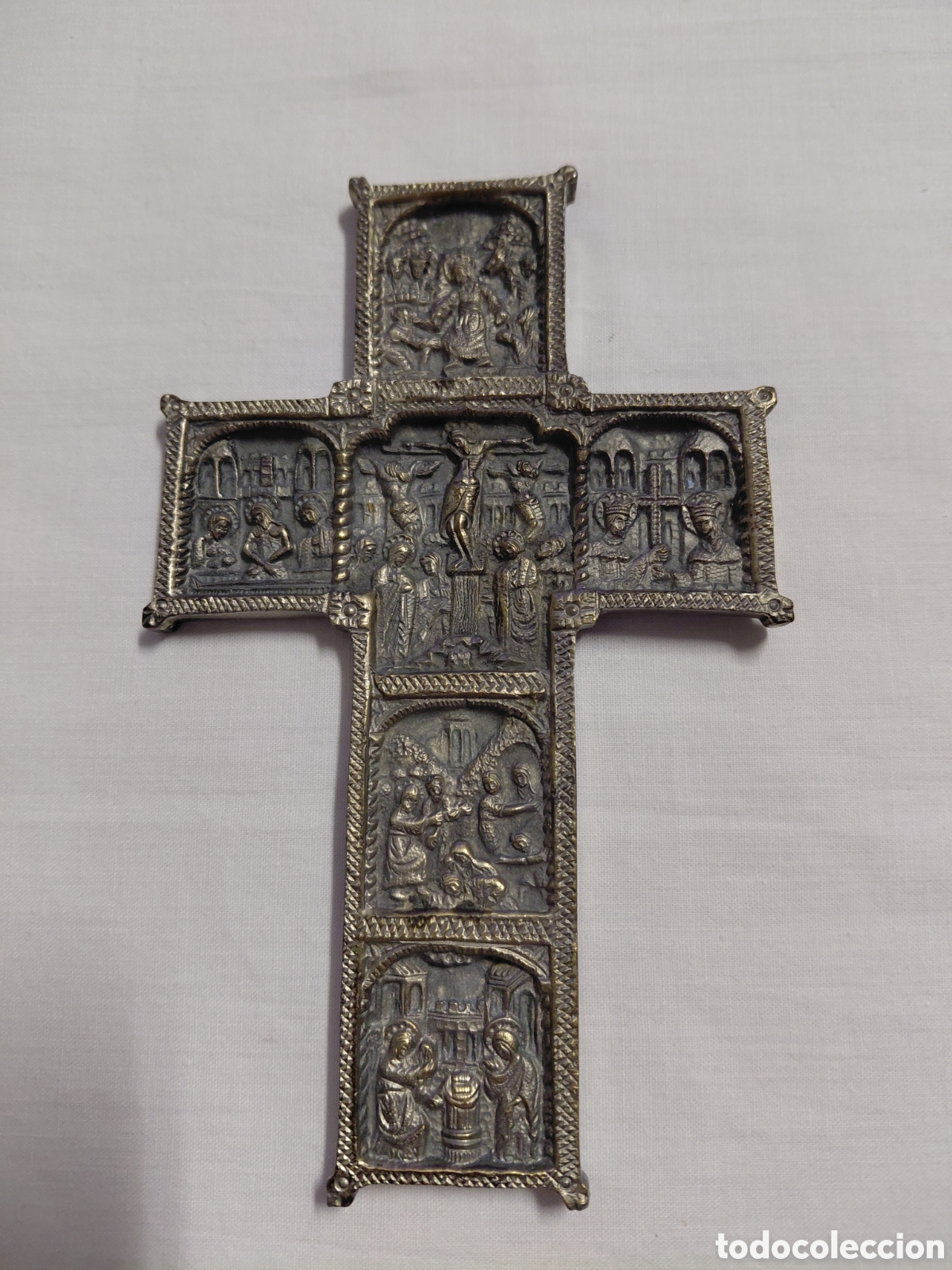 Antig&uuml;edades: ANTIGUA CRUZ DE METAL LABRADA CON ESCENAS DE LA VIDA DE JESUS