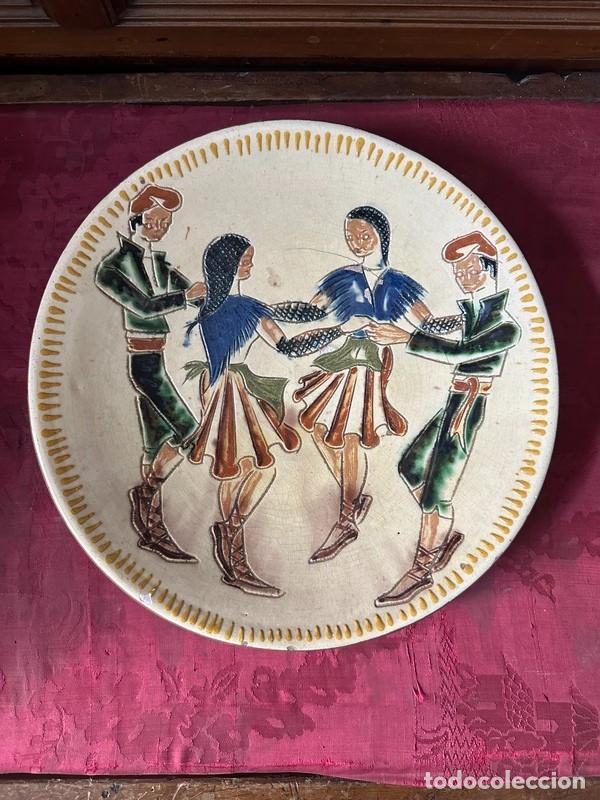 Antig&uuml;edades: PLATO EN CER&Aacute;MICA DE LA BISBAL D' EMPORD&Agrave; - GIRONA - FIRMADO PUIGDEMONT - SARDANA