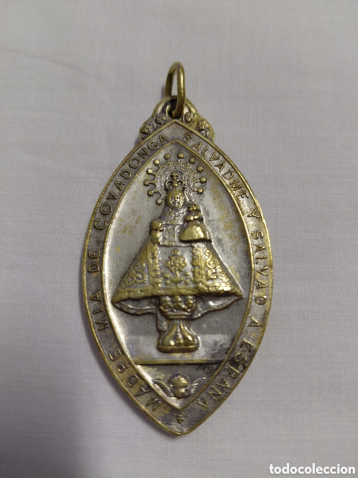 Antig&uuml;edades: ANTIGUA MEDALLA VIRGEN DE COVADONGA. CONGREGACION MARIANA DE JOVENES SIRVIENTAS OVIEDO. ASTURIAS