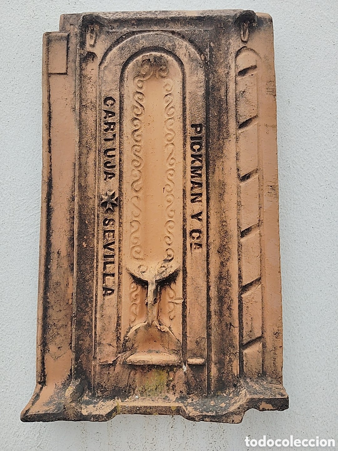 Antig&uuml;edades: Teja de barro. De La Cartuja-Pickman. Finales S. XIX