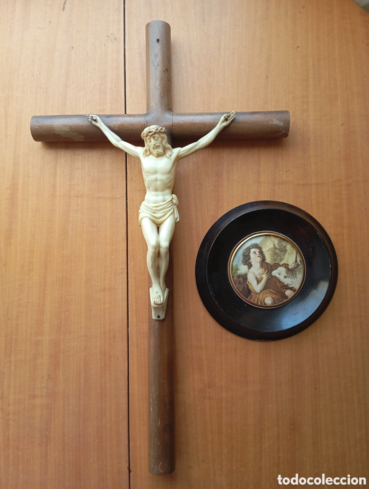 Antig&uuml;edades: Crucifijo y marco Religioso antiguos