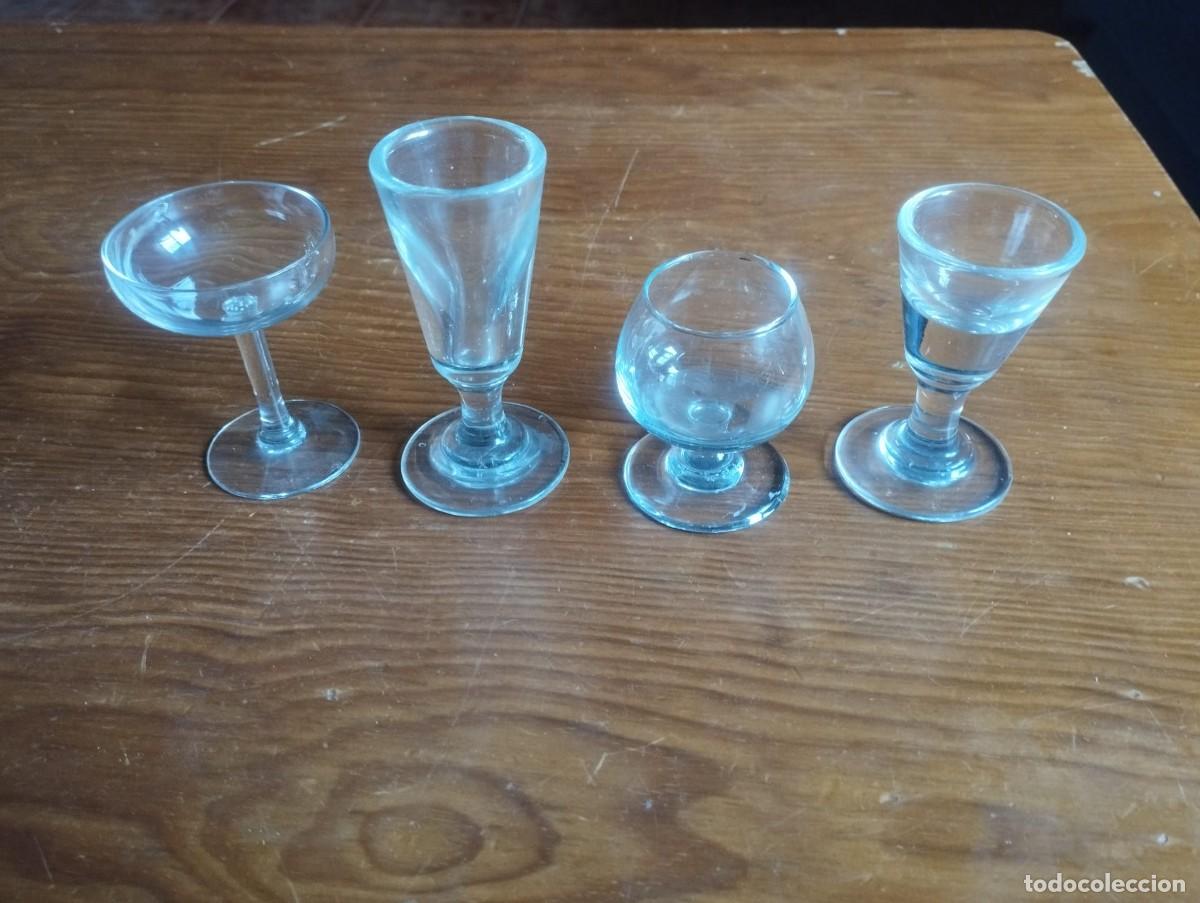 Antig&uuml;edades: Conjunto de cuatro copas en miniatura de vidrio soplado. 8 cm. de alto aprox.