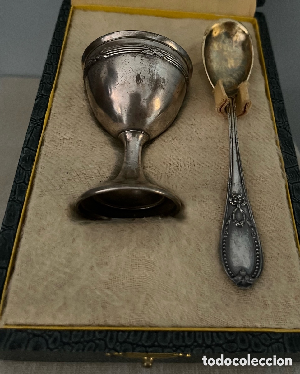Antig&uuml;edades: Antigua huevera plateada con cucharilla y estuche